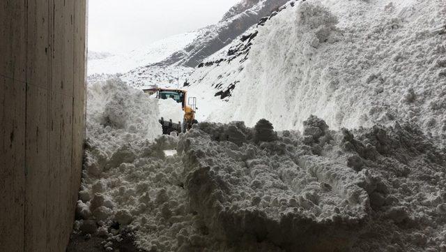 Çığ tüneli onlarca yolcunun hayatını kurtardı