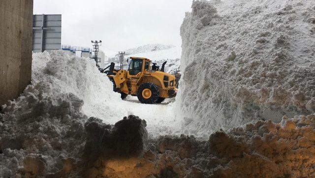 Çığ tüneli onlarca yolcunun hayatını kurtardı