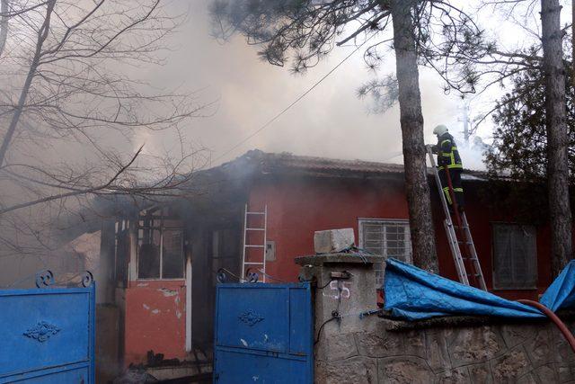 Erzincan'da ev yangını; 3 kişi hastanaye kaldırıldı