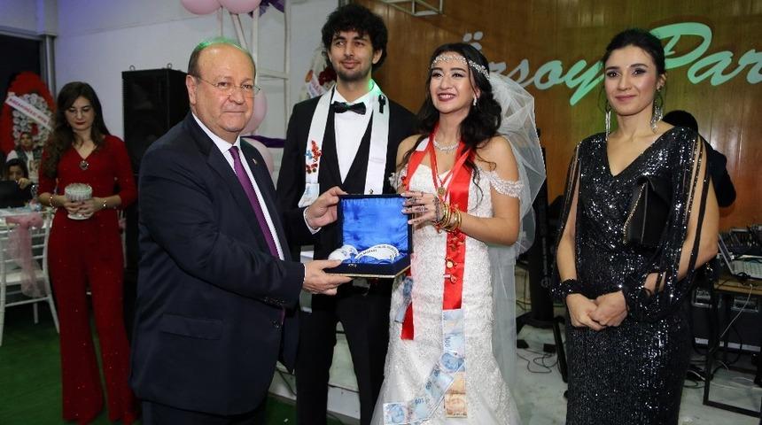 Özakcan genç çiftleri yalnız bırakmadı