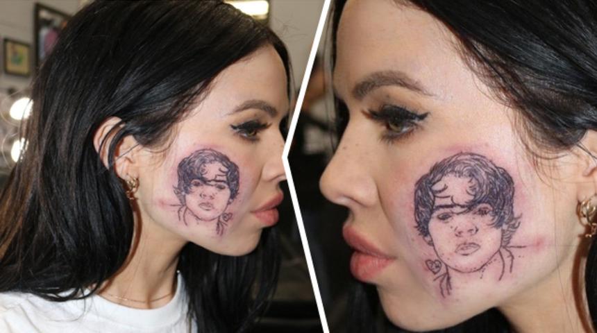 Y&uuml;z&uuml;ne Harry Styles d&ouml;vmesi yaptıran şarkıcı Kelsy Karter'ı g&ouml;renler şaşırıyor!