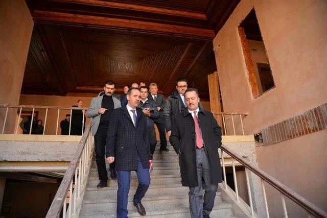 Vali Şent&uuml;rk, restorasyon &ccedil;alışmalarını inceledi 2