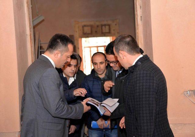 Vali Şent&uuml;rk, restorasyon &ccedil;alışmalarını inceledi 3