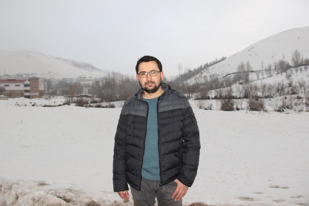 Sokak k&ouml;peğini eliyle beslerken g&ouml;r&uuml;nt&uuml;lenen kişi, &ouml;ğretmen &ccedil;ıktı