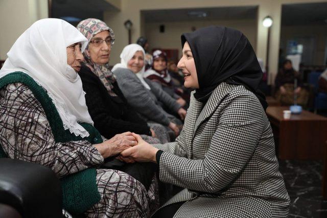 Huzurevi Sakinleri Çolakbayrakdar Çiftini Bağrına Bastı