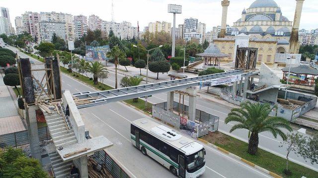 Adana’ya asansörlü-yürüyen merdivenli üstgeçit