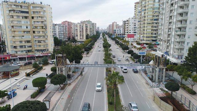 Adana’ya asansörlü-yürüyen merdivenli üstgeçit