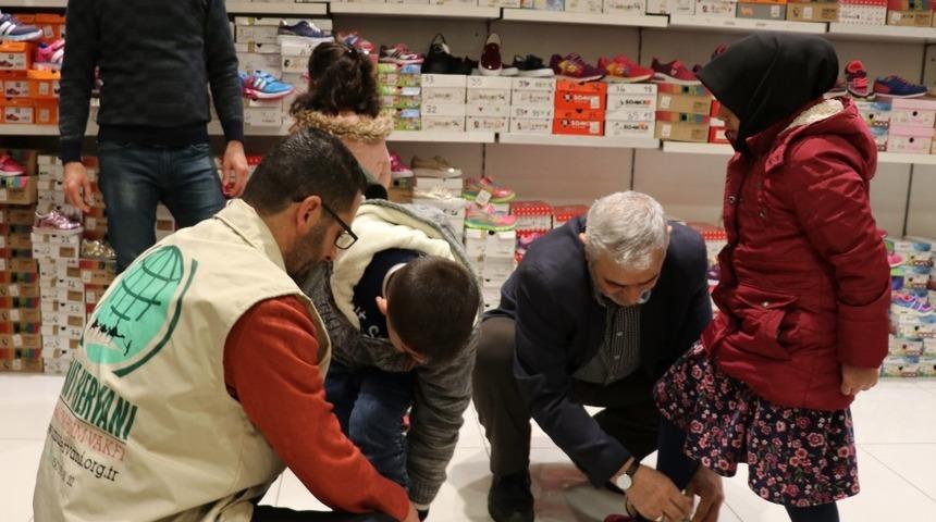 Avrupalı hayırseverlerden yetim &ccedil;ocuklara yardım eli