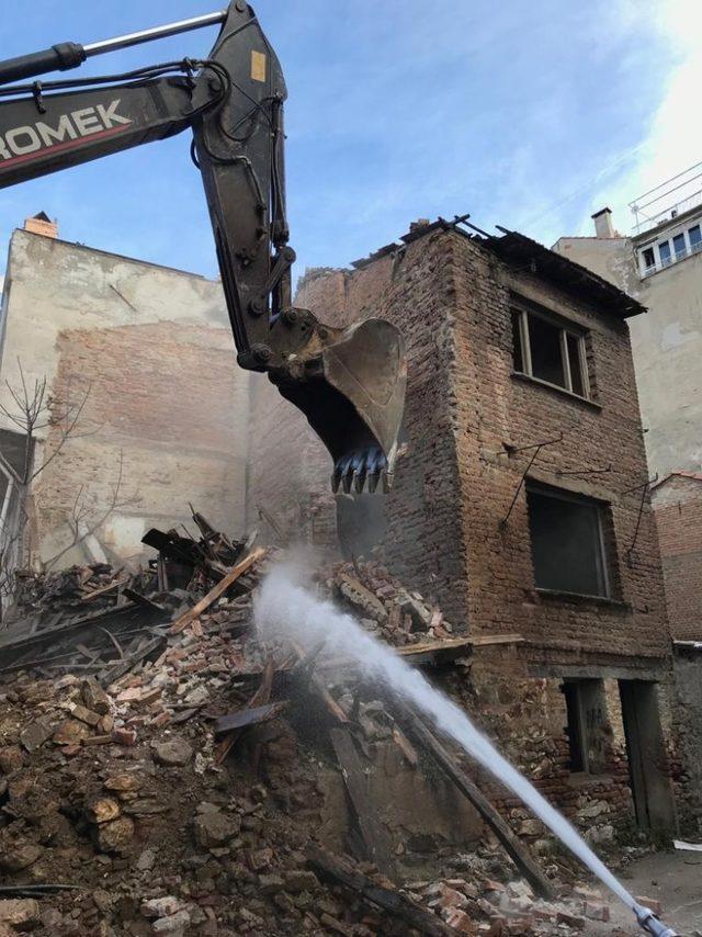 Gemlik’te metruk binalar yıkılıyor