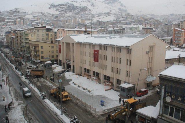 Hakkari’de karla mücadele çalışması