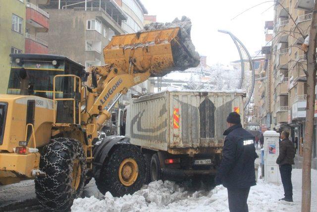 Hakkari’de karla mücadele çalışması