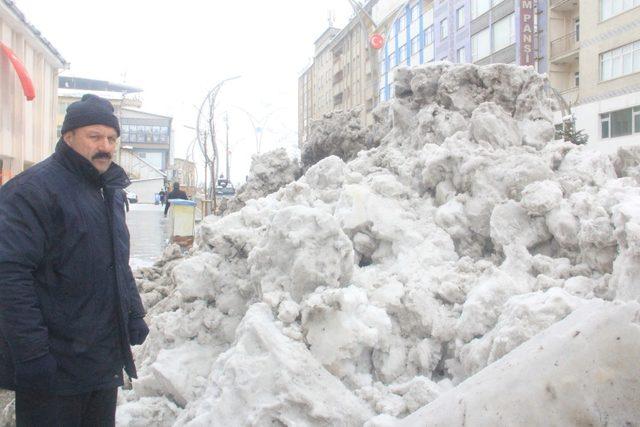 Hakkari’de karla mücadele çalışması