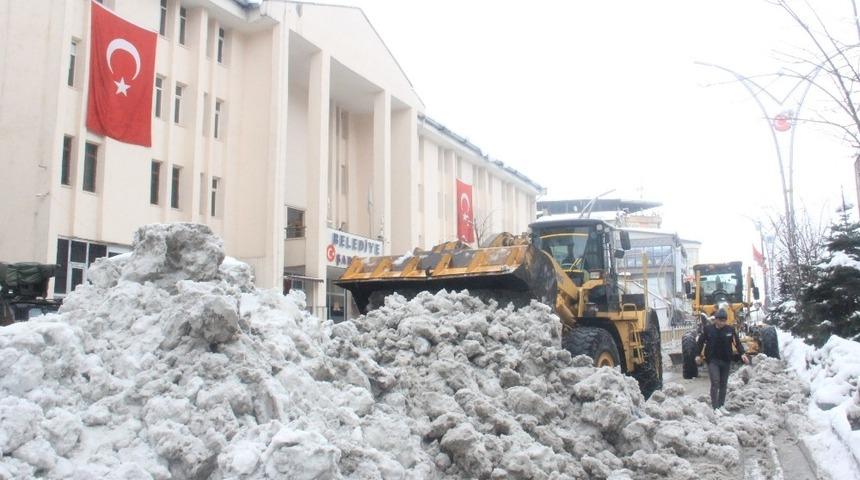 Hakkari&rsquo;de karla m&uuml;cadele &ccedil;alışması