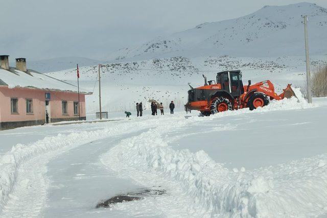 Özalp ve Saray’da kar yağışı