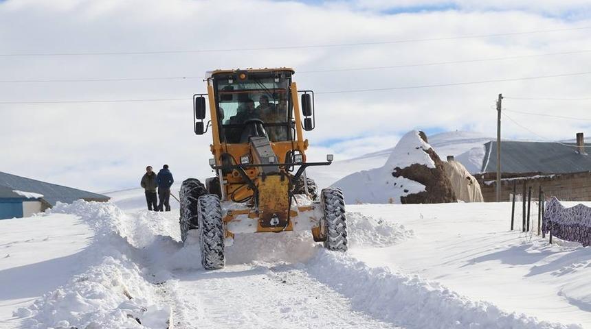 &Ouml;zalp ve Saray&rsquo;da kar yağışı