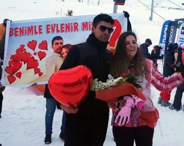 Erciyes'te, kayak pistinde evlenme teklifi