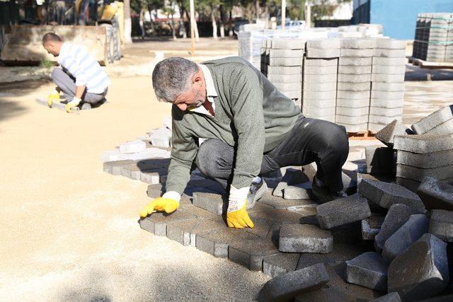 Burhaniye’de okul bahçelerine yarıyıl bakımı