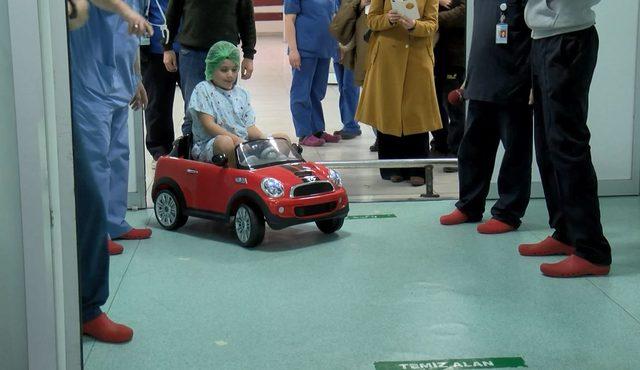 Çocuklar oyuncak araba ile ameliyata götürülüyor