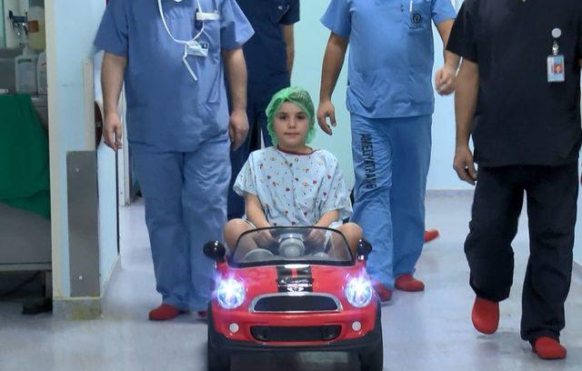 Çocuklar oyuncak araba ile ameliyata götürülüyor