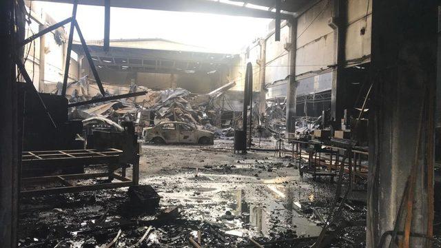 İzmir'de, sanayi bölgesindeki yangında 6 işletme zarar gördü