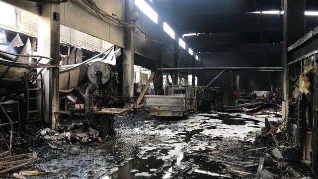 İzmir'de, sanayi bölgesindeki yangında 6 işletme zarar gördü