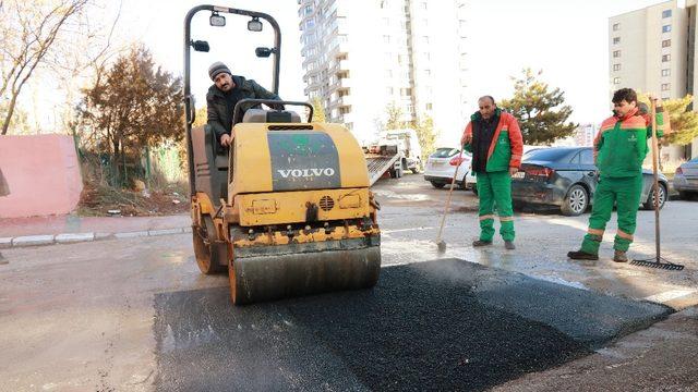 Acil asfalt ekibi iş başında