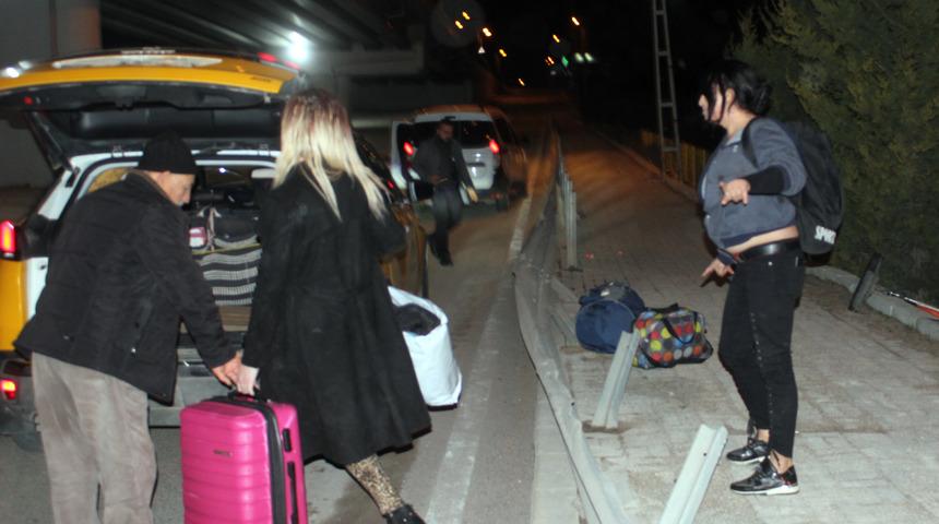 Gazetecilere göğüslerini gösteren Trans ve arkadaşları il dışına çıkarıldı!