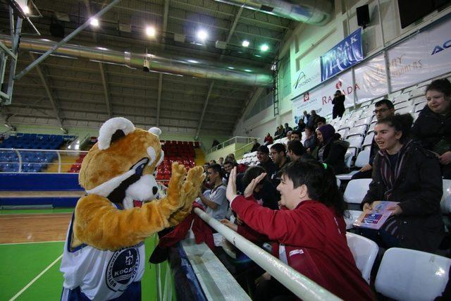 Özel öğrenciler Kağıtspor’un basketbol antrenmanında