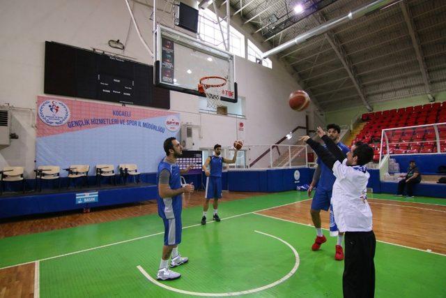 Özel öğrenciler Kağıtspor’un basketbol antrenmanında