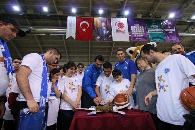 Özel öğrenciler Kağıtspor’un basketbol antrenmanında