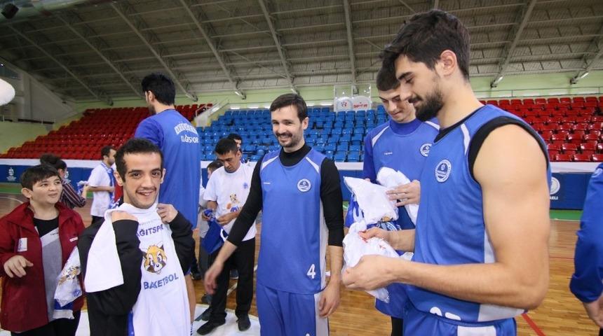 &Ouml;zel &ouml;ğrenciler Kağıtspor&rsquo;un basketbol antrenmanında