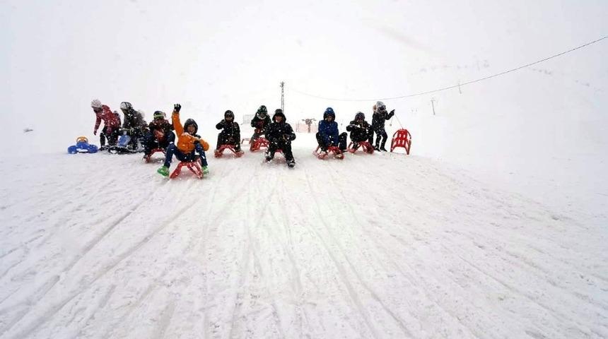 Siirtli &ccedil;ocukların kayak keyfi