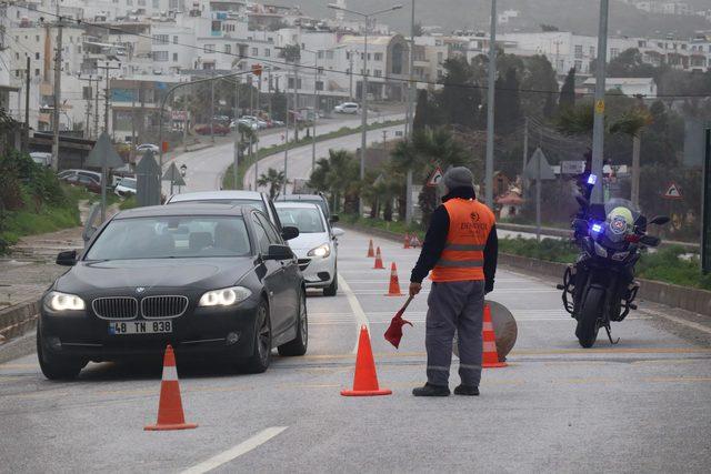 Bodrum'da yine toprak ve kaya parçaları karayoluna düştü