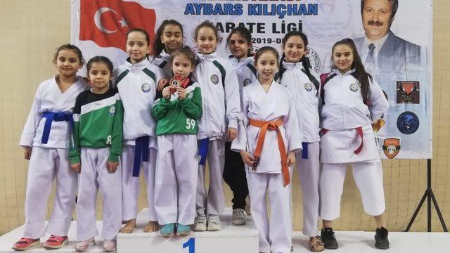 Salihlili karateciler 14 madalya kazandı