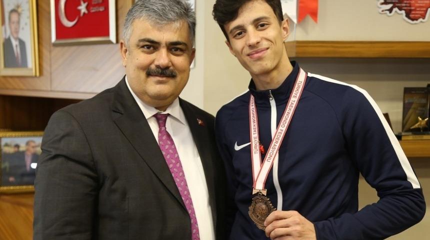 Başkan &Ouml;zg&uuml;ven, başarılı sporcuyu &ouml;d&uuml;llendirdi