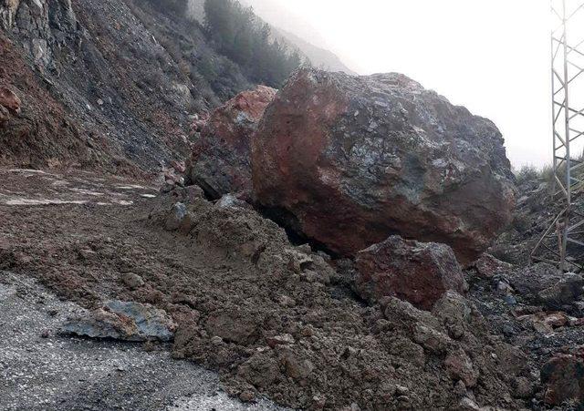 Dev kayaların düştüğü yol, ulaşıma kapandı 