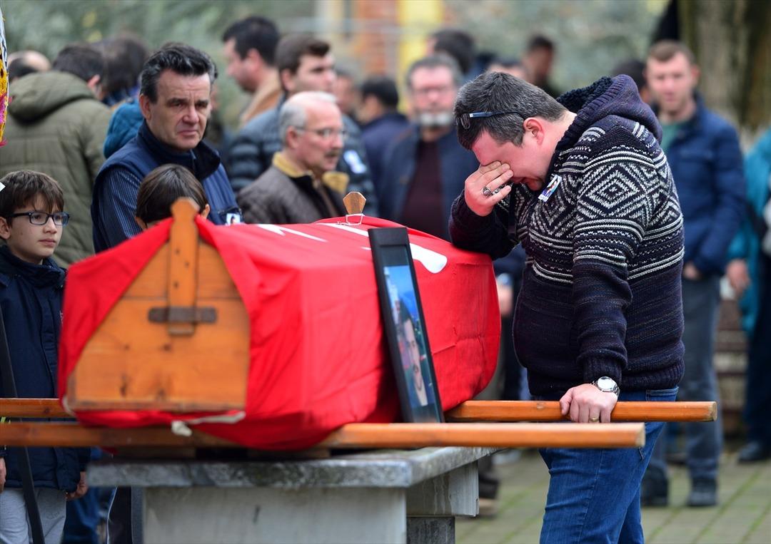 Gemi yangınında hayatını kaybeden Semih Solak son yolculuğuna b&ouml;yle uğurlandı
