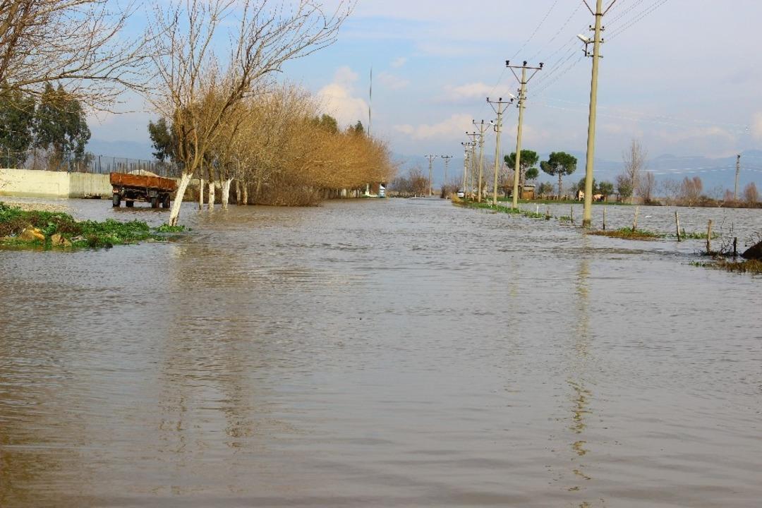 B&uuml;y&uuml;k Menderes Nehri&rsquo;nin setleri patladı Aydın Ovası g&ouml;le d&ouml;nd&uuml;