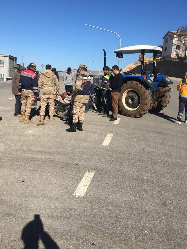 Nurdağı’nda motosiklet traktör ile çarpıştı