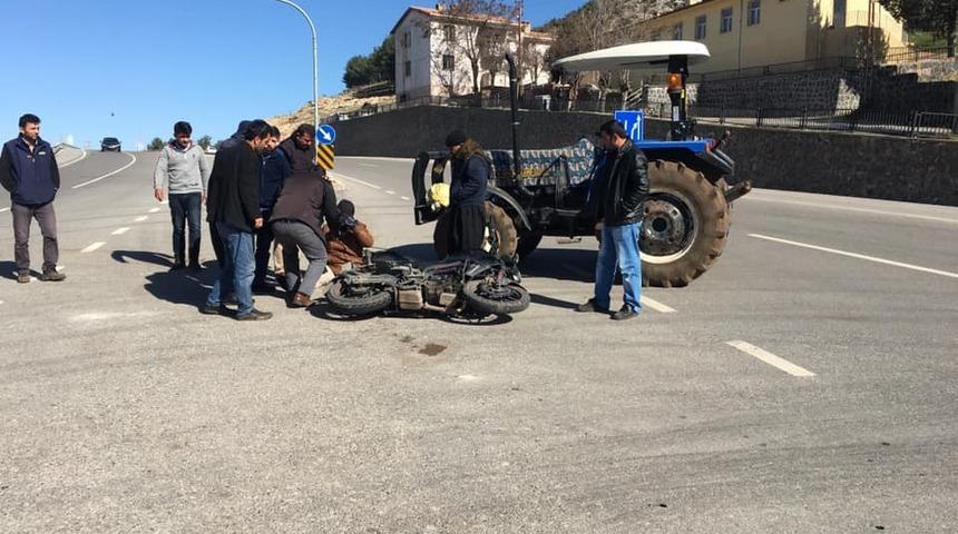 Nurdağı&rsquo;nda motosiklet trakt&ouml;r ile &ccedil;arpıştı