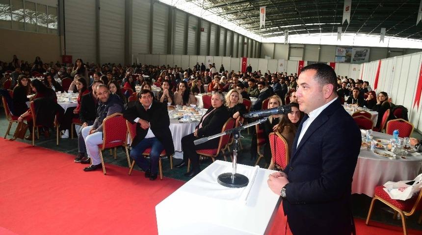 Başkan S&ouml;zl&uuml; ABEM mezunu gen&ccedil;lerle bir arada