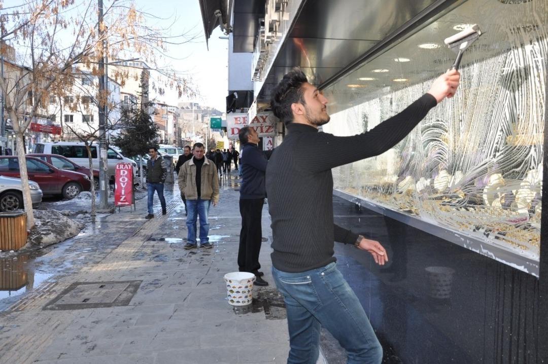 Kars&rsquo;ta g&uuml;neşi g&ouml;ren kendisini dışarı attı