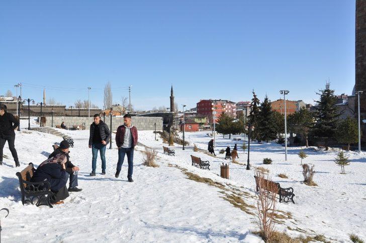 Kars’ta güneşi gören kendisini dışarı attı G4