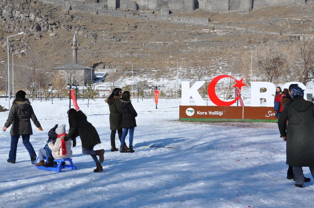 Kars'ta g&uuml;neşi g&ouml;ren soluğu dışarıda aldı