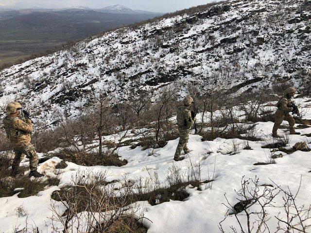 Diyarbakır'da PKK'lı teröristlerin kullandığı 8 sığınak bulundu