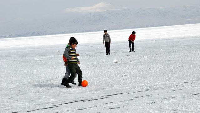 Bitlis'teki Nazik Gölü dondu