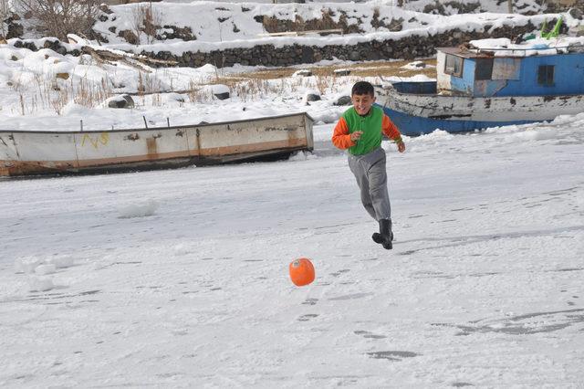 Bitlis'teki Nazik Gölü dondu