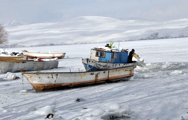 Bitlis'teki Nazik Gölü dondu