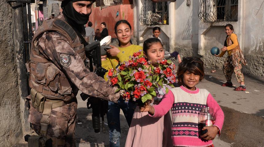 Adana'da narkotik uygulamasında polise &ccedil;i&ccedil;ek
