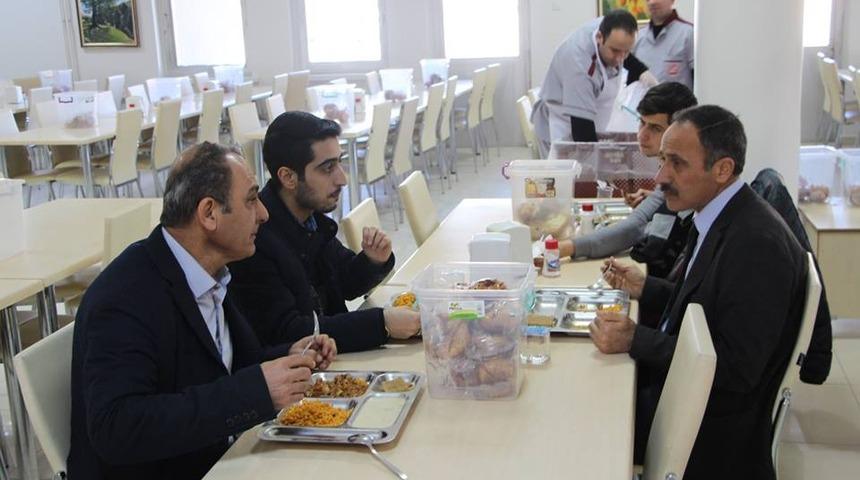 Rekt&ouml;r Demirdağ, tweet atan &ouml;ğrenciyle yemek yedi